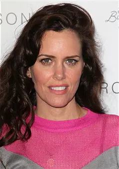How tall is Ione Skye?